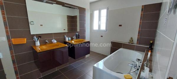 Saint-Pierre d'Oléron. A 500m de l'océan: maison récente avec piscine, 4 chambres, bureau et garage