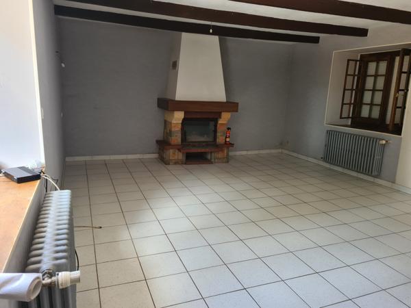 Bourbriac (22390) Maison en pierre avec terrasse, garage double et terrain clos – À découvrir !