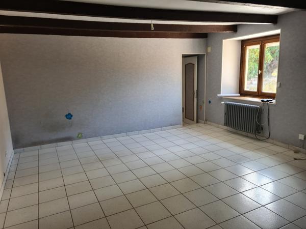 Bourbriac (22390) Maison en pierre avec terrasse, garage double et terrain clos – À découvrir !