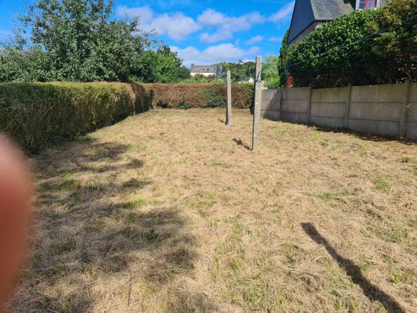 Bourbriac (22390) Maison en pierre avec terrasse, garage double et terrain clos – À découvrir !