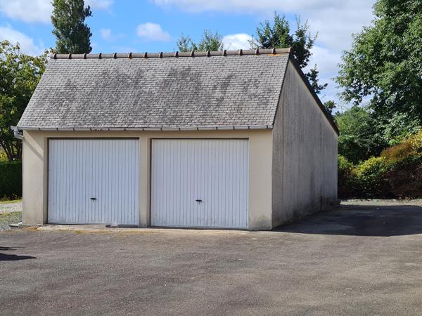 Bourbriac (22390) Maison en pierre avec terrasse, garage double et terrain clos – À découvrir !