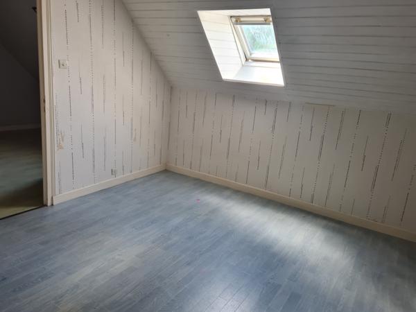 Bourbriac (22390) Maison en pierre avec terrasse, garage double et terrain clos – À découvrir !