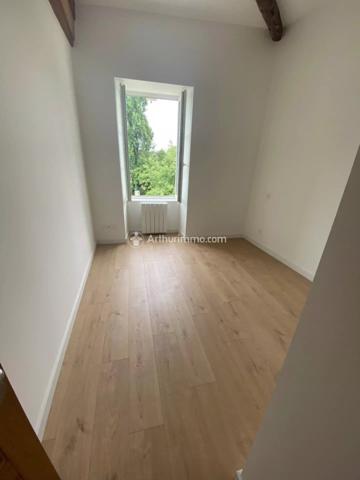Location                                                      Maison de village
                        
                     7 pièces                      139 m2                     à Bignay