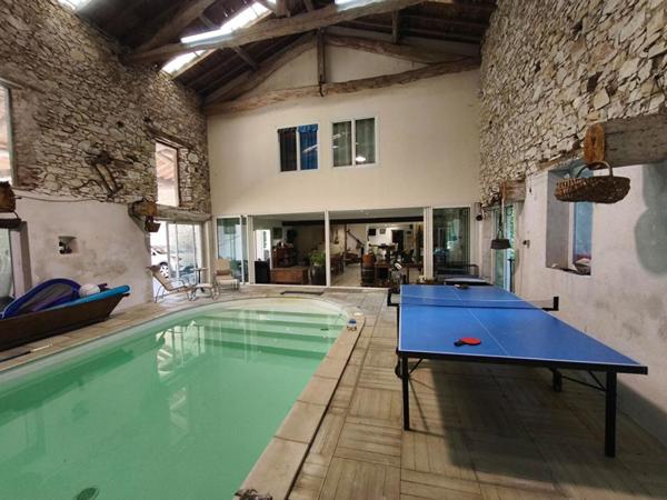 ANCIEN CORPS DE FERME RÉNOVÉ  AVEC TERRASSES PISCINE ET DEPENDANCES  SUR 8700 m2