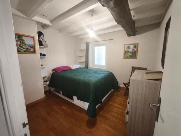 ANCIEN CORPS DE FERME RÉNOVÉ  AVEC TERRASSES PISCINE ET DEPENDANCES  SUR 8700 m2