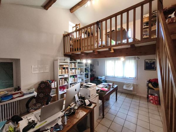 ANCIEN CORPS DE FERME RÉNOVÉ  AVEC TERRASSES PISCINE ET DEPENDANCES  SUR 8700 m2