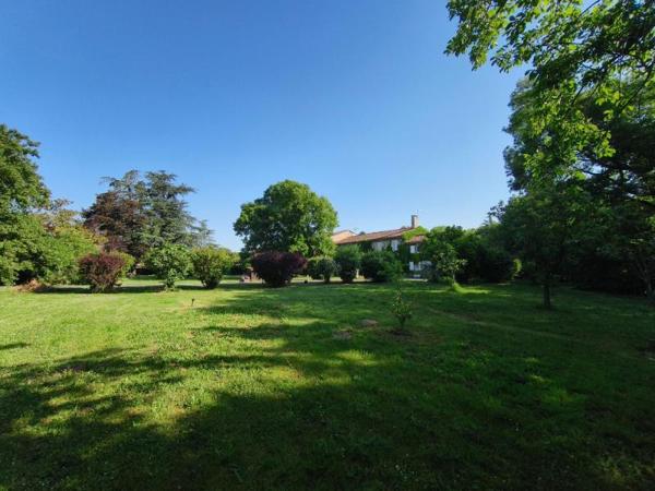ANCIEN CORPS DE FERME RÉNOVÉ  AVEC TERRASSES PISCINE ET DEPENDANCES  SUR 8700 m2
