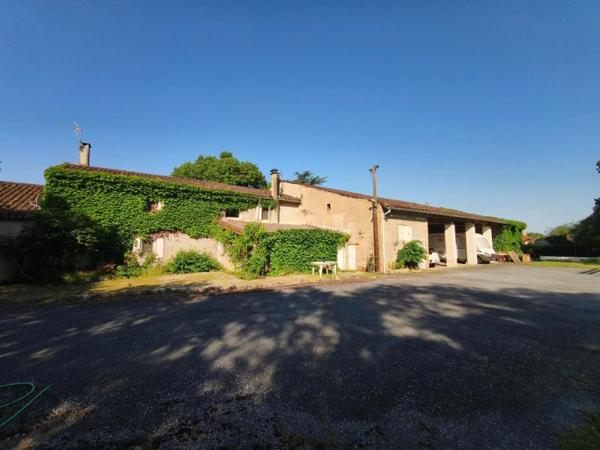 ANCIEN CORPS DE FERME RÉNOVÉ  AVEC TERRASSES PISCINE ET DEPENDANCES  SUR 8700 m2