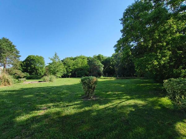 ANCIEN CORPS DE FERME RÉNOVÉ  AVEC TERRASSES PISCINE ET DEPENDANCES  SUR 8700 m2