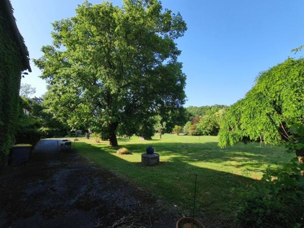 ANCIEN CORPS DE FERME RÉNOVÉ  AVEC TERRASSES PISCINE ET DEPENDANCES  SUR 8700 m2