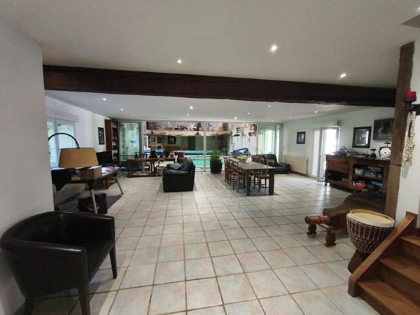 ANCIEN CORPS DE FERME RÉNOVÉ  AVEC TERRASSES PISCINE ET DEPENDANCES  SUR 8700 m2