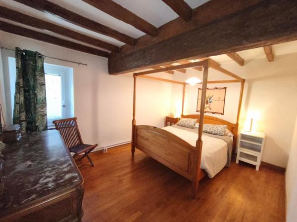 ANCIEN CORPS DE FERME RÉNOVÉ  AVEC TERRASSES PISCINE ET DEPENDANCES  SUR 8700 m2