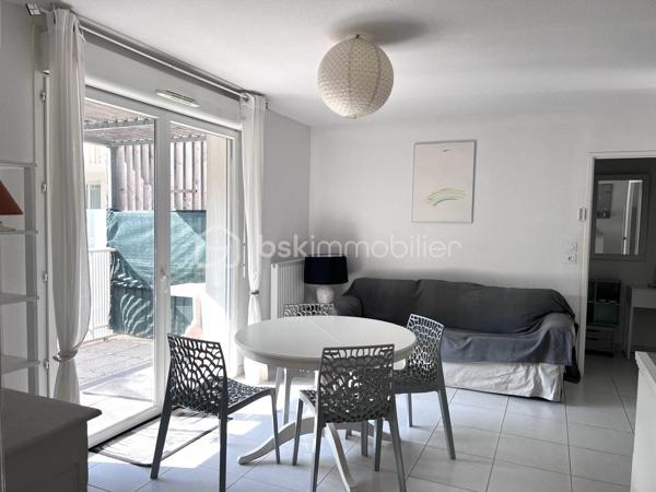 A deux pas de toutes les commodités et du centre ville, laissez vous séduire par cet appartement de type 3 de 52,42 m² ( loi Carrez) plus sa terrasse de 7 m2, lumineux, situé au 1er étage avec ascenseur. 
Il se compose d'un hall d'entrée, d'un séjour salle à manger cuisine de 22m2, de deux chambres de 12 et 10 m2, d'une salle d'eau avec WC et d'une belle terrasse de 7 m2 environ. Des petits travaux de rafraichissement sont à prévoir.
Les plus de cet appartement : sa luminosité, sa terrasse, son emplacement et son stationnement privatif au sous sol. Taxe foncière : 1151 euros