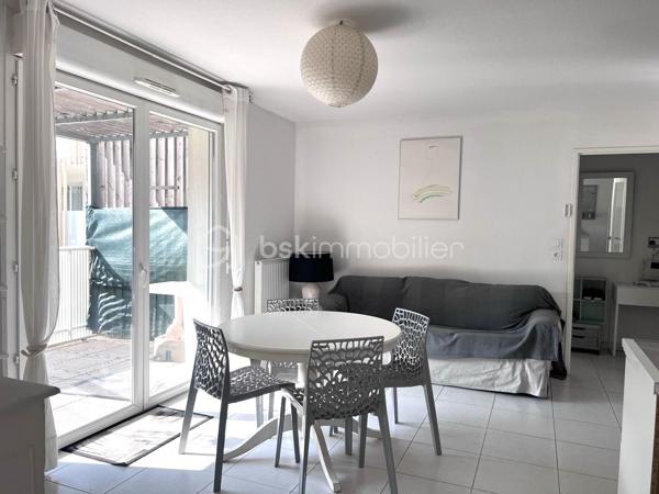 A deux pas de toutes les commodités et du centre ville, laissez vous séduire par cet appartement de type 3 de 52,42 m² ( loi Carrez) plus sa terrasse de 7 m2, lumineux, situé au 1er étage avec ascenseur. 
Il se compose d'un hall d'entrée, d'un séjour salle à manger cuisine de 22m2, de deux chambres de 12 et 10 m2, d'une salle d'eau avec WC et d'une belle terrasse de 7 m2 environ. Des petits travaux de rafraichissement sont à prévoir.
Les plus de cet appartement : sa luminosité, sa terrasse, son emplacement et son stationnement privatif au sous sol. Taxe foncière : 1151 euros