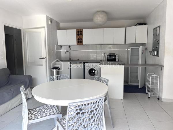 A deux pas de toutes les commodités et du centre ville, laissez vous séduire par cet appartement de type 3 de 52,42 m² ( loi Carrez) plus sa terrasse de 7 m2, lumineux, situé au 1er étage avec ascenseur. 
Il se compose d'un hall d'entrée, d'un séjour salle à manger cuisine de 22m2, de deux chambres de 12 et 10 m2, d'une salle d'eau avec WC et d'une belle terrasse de 7 m2 environ. Des petits travaux de rafraichissement sont à prévoir.
Les plus de cet appartement : sa luminosité, sa terrasse, son emplacement et son stationnement privatif au sous sol. Taxe foncière : 1151 euros