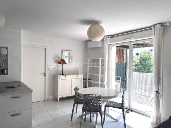 A deux pas de toutes les commodités et du centre ville, laissez vous séduire par cet appartement de type 3 de 52,42 m² ( loi Carrez) plus sa terrasse de 7 m2, lumineux, situé au 1er étage avec ascenseur. 
Il se compose d'un hall d'entrée, d'un séjour salle à manger cuisine de 22m2, de deux chambres de 12 et 10 m2, d'une salle d'eau avec WC et d'une belle terrasse de 7 m2 environ. Des petits travaux de rafraichissement sont à prévoir.
Les plus de cet appartement : sa luminosité, sa terrasse, son emplacement et son stationnement privatif au sous sol. Taxe foncière : 1151 euros