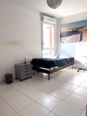 A deux pas de toutes les commodités et du centre ville, laissez vous séduire par cet appartement de type 3 de 52,42 m² ( loi Carrez) plus sa terrasse de 7 m2, lumineux, situé au 1er étage avec ascenseur. 
Il se compose d'un hall d'entrée, d'un séjour salle à manger cuisine de 22m2, de deux chambres de 12 et 10 m2, d'une salle d'eau avec WC et d'une belle terrasse de 7 m2 environ. Des petits travaux de rafraichissement sont à prévoir.
Les plus de cet appartement : sa luminosité, sa terrasse, son emplacement et son stationnement privatif au sous sol. Taxe foncière : 1151 euros
