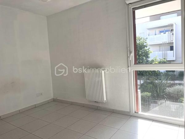 A deux pas de toutes les commodités et du centre ville, laissez vous séduire par cet appartement de type 3 de 52,42 m² ( loi Carrez) plus sa terrasse de 7 m2, lumineux, situé au 1er étage avec ascenseur. 
Il se compose d'un hall d'entrée, d'un séjour salle à manger cuisine de 22m2, de deux chambres de 12 et 10 m2, d'une salle d'eau avec WC et d'une belle terrasse de 7 m2 environ. Des petits travaux de rafraichissement sont à prévoir.
Les plus de cet appartement : sa luminosité, sa terrasse, son emplacement et son stationnement privatif au sous sol. Taxe foncière : 1151 euros
