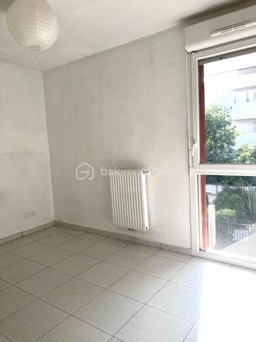 A deux pas de toutes les commodités et du centre ville, laissez vous séduire par cet appartement de type 3 de 52,42 m² ( loi Carrez) plus sa terrasse de 7 m2, lumineux, situé au 1er étage avec ascenseur. 
Il se compose d'un hall d'entrée, d'un séjour salle à manger cuisine de 22m2, de deux chambres de 12 et 10 m2, d'une salle d'eau avec WC et d'une belle terrasse de 7 m2 environ. Des petits travaux de rafraichissement sont à prévoir.
Les plus de cet appartement : sa luminosité, sa terrasse, son emplacement et son stationnement privatif au sous sol. Taxe foncière : 1151 euros