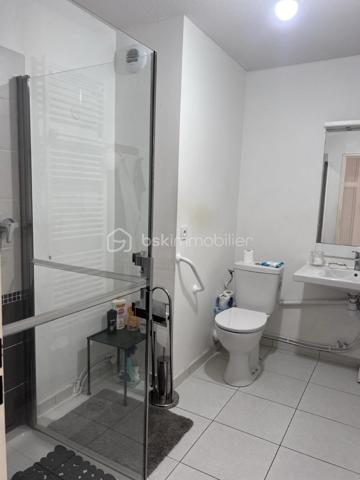 A deux pas de toutes les commodités et du centre ville, laissez vous séduire par cet appartement de type 3 de 52,42 m² ( loi Carrez) plus sa terrasse de 7 m2, lumineux, situé au 1er étage avec ascenseur. 
Il se compose d'un hall d'entrée, d'un séjour salle à manger cuisine de 22m2, de deux chambres de 12 et 10 m2, d'une salle d'eau avec WC et d'une belle terrasse de 7 m2 environ. Des petits travaux de rafraichissement sont à prévoir.
Les plus de cet appartement : sa luminosité, sa terrasse, son emplacement et son stationnement privatif au sous sol. Taxe foncière : 1151 euros