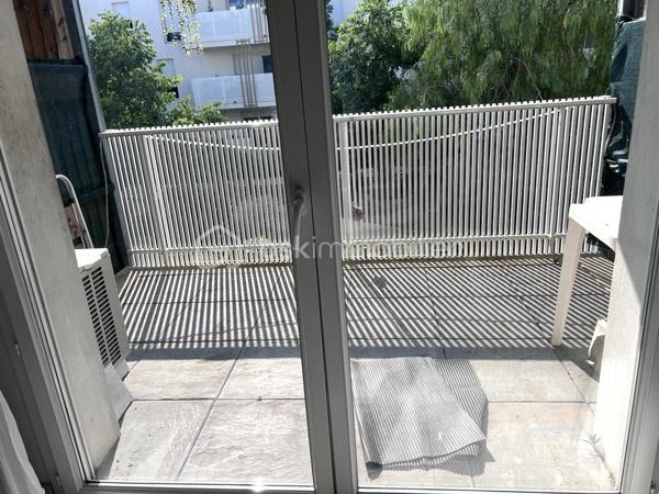 A deux pas de toutes les commodités et du centre ville, laissez vous séduire par cet appartement de type 3 de 52,42 m² ( loi Carrez) plus sa terrasse de 7 m2, lumineux, situé au 1er étage avec ascenseur. 
Il se compose d'un hall d'entrée, d'un séjour salle à manger cuisine de 22m2, de deux chambres de 12 et 10 m2, d'une salle d'eau avec WC et d'une belle terrasse de 7 m2 environ. Des petits travaux de rafraichissement sont à prévoir.
Les plus de cet appartement : sa luminosité, sa terrasse, son emplacement et son stationnement privatif au sous sol. Taxe foncière : 1151 euros