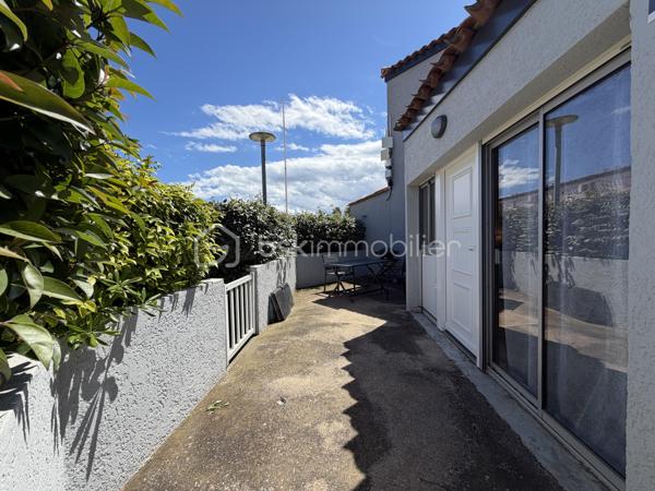 Nous vous proposons en exclusivité cette charmante maison de 54m² nichée dans une copropriété tranquille. Située dans une zone paisible, elle vous offre un cadre de vie propice à la détente, tout en n'étant qu'à quelques minutes de la plage.

Avec 4 pièces bien agencées, cette maison se compose de 3 chambres, 2 salles d'eau et d'un séjour lumineux ouvert sur une terrasse. Profitez de moments de convivialité grâce à la piscine partagée de la copropriété.

À proximité des commerces et des transports.

Ne laissé pas passer cette opportunité unique avec LESTAVEL ANTHONY !