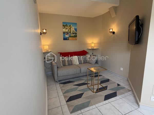 Nous vous proposons en exclusivité cette charmante maison de 54m² nichée dans une copropriété tranquille. Située dans une zone paisible, elle vous offre un cadre de vie propice à la détente, tout en n'étant qu'à quelques minutes de la plage.

Avec 4 pièces bien agencées, cette maison se compose de 3 chambres, 2 salles d'eau et d'un séjour lumineux ouvert sur une terrasse. Profitez de moments de convivialité grâce à la piscine partagée de la copropriété.

À proximité des commerces et des transports.

Ne laissé pas passer cette opportunité unique avec LESTAVEL ANTHONY !