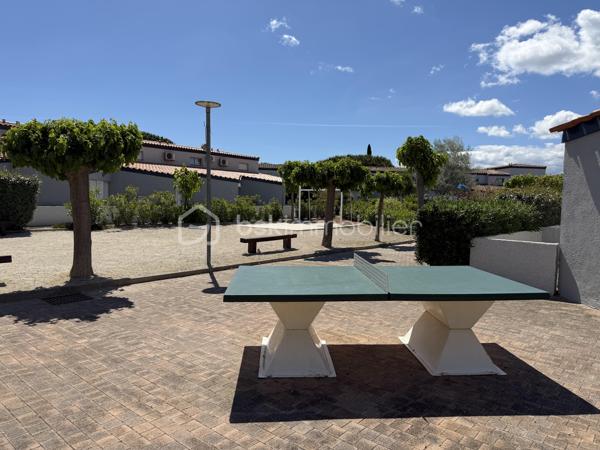 Nous vous proposons en exclusivité cette charmante maison de 54m² nichée dans une copropriété tranquille. Située dans une zone paisible, elle vous offre un cadre de vie propice à la détente, tout en n'étant qu'à quelques minutes de la plage.

Avec 4 pièces bien agencées, cette maison se compose de 3 chambres, 2 salles d'eau et d'un séjour lumineux ouvert sur une terrasse. Profitez de moments de convivialité grâce à la piscine partagée de la copropriété.

À proximité des commerces et des transports.

Ne laissé pas passer cette opportunité unique avec LESTAVEL ANTHONY !