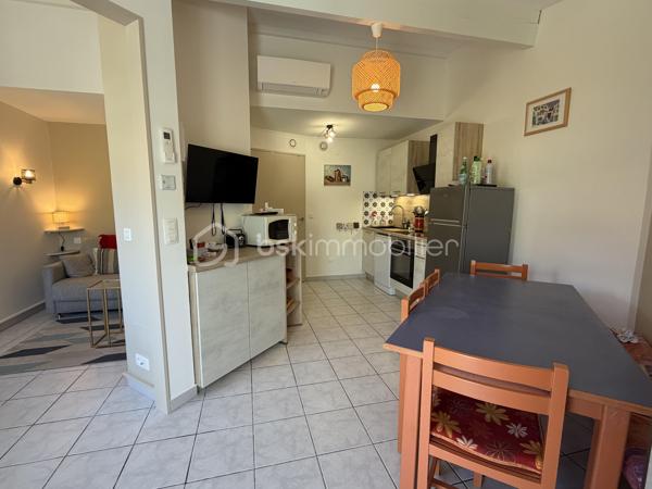 Nous vous proposons en exclusivité cette charmante maison de 54m² nichée dans une copropriété tranquille. Située dans une zone paisible, elle vous offre un cadre de vie propice à la détente, tout en n'étant qu'à quelques minutes de la plage.

Avec 4 pièces bien agencées, cette maison se compose de 3 chambres, 2 salles d'eau et d'un séjour lumineux ouvert sur une terrasse. Profitez de moments de convivialité grâce à la piscine partagée de la copropriété.

À proximité des commerces et des transports.

Ne laissé pas passer cette opportunité unique avec LESTAVEL ANTHONY !