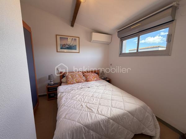 Nous vous proposons en exclusivité cette charmante maison de 54m² nichée dans une copropriété tranquille. Située dans une zone paisible, elle vous offre un cadre de vie propice à la détente, tout en n'étant qu'à quelques minutes de la plage.

Avec 4 pièces bien agencées, cette maison se compose de 3 chambres, 2 salles d'eau et d'un séjour lumineux ouvert sur une terrasse. Profitez de moments de convivialité grâce à la piscine partagée de la copropriété.

À proximité des commerces et des transports.

Ne laissé pas passer cette opportunité unique avec LESTAVEL ANTHONY !