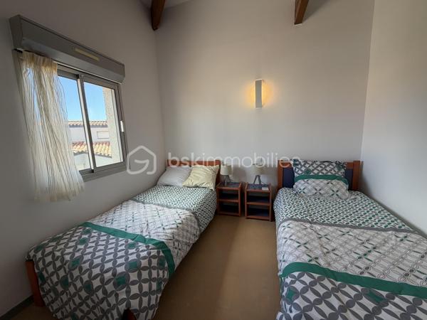 Nous vous proposons en exclusivité cette charmante maison de 54m² nichée dans une copropriété tranquille. Située dans une zone paisible, elle vous offre un cadre de vie propice à la détente, tout en n'étant qu'à quelques minutes de la plage.

Avec 4 pièces bien agencées, cette maison se compose de 3 chambres, 2 salles d'eau et d'un séjour lumineux ouvert sur une terrasse. Profitez de moments de convivialité grâce à la piscine partagée de la copropriété.

À proximité des commerces et des transports.

Ne laissé pas passer cette opportunité unique avec LESTAVEL ANTHONY !