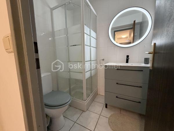 Nous vous proposons en exclusivité cette charmante maison de 54m² nichée dans une copropriété tranquille. Située dans une zone paisible, elle vous offre un cadre de vie propice à la détente, tout en n'étant qu'à quelques minutes de la plage.

Avec 4 pièces bien agencées, cette maison se compose de 3 chambres, 2 salles d'eau et d'un séjour lumineux ouvert sur une terrasse. Profitez de moments de convivialité grâce à la piscine partagée de la copropriété.

À proximité des commerces et des transports.

Ne laissé pas passer cette opportunité unique avec LESTAVEL ANTHONY !