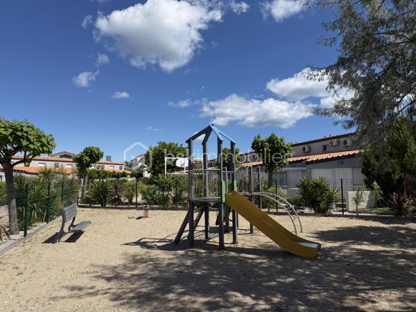 Nous vous proposons en exclusivité cette charmante maison de 54m² nichée dans une copropriété tranquille. Située dans une zone paisible, elle vous offre un cadre de vie propice à la détente, tout en n'étant qu'à quelques minutes de la plage.

Avec 4 pièces bien agencées, cette maison se compose de 3 chambres, 2 salles d'eau et d'un séjour lumineux ouvert sur une terrasse. Profitez de moments de convivialité grâce à la piscine partagée de la copropriété.

À proximité des commerces et des transports.

Ne laissé pas passer cette opportunité unique avec LESTAVEL ANTHONY !