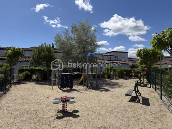 Nous vous proposons en exclusivité cette charmante maison de 54m² nichée dans une copropriété tranquille. Située dans une zone paisible, elle vous offre un cadre de vie propice à la détente, tout en n'étant qu'à quelques minutes de la plage.

Avec 4 pièces bien agencées, cette maison se compose de 3 chambres, 2 salles d'eau et d'un séjour lumineux ouvert sur une terrasse. Profitez de moments de convivialité grâce à la piscine partagée de la copropriété.

À proximité des commerces et des transports.

Ne laissé pas passer cette opportunité unique avec LESTAVEL ANTHONY !