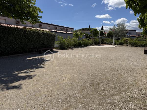 Nous vous proposons en exclusivité cette charmante maison de 54m² nichée dans une copropriété tranquille. Située dans une zone paisible, elle vous offre un cadre de vie propice à la détente, tout en n'étant qu'à quelques minutes de la plage.

Avec 4 pièces bien agencées, cette maison se compose de 3 chambres, 2 salles d'eau et d'un séjour lumineux ouvert sur une terrasse. Profitez de moments de convivialité grâce à la piscine partagée de la copropriété.

À proximité des commerces et des transports.

Ne laissé pas passer cette opportunité unique avec LESTAVEL ANTHONY !