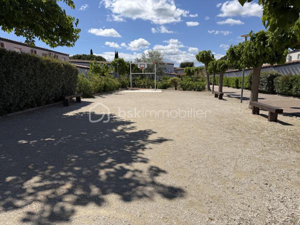 Nous vous proposons en exclusivité cette charmante maison de 54m² nichée dans une copropriété tranquille. Située dans une zone paisible, elle vous offre un cadre de vie propice à la détente, tout en n'étant qu'à quelques minutes de la plage.

Avec 4 pièces bien agencées, cette maison se compose de 3 chambres, 2 salles d'eau et d'un séjour lumineux ouvert sur une terrasse. Profitez de moments de convivialité grâce à la piscine partagée de la copropriété.

À proximité des commerces et des transports.

Ne laissé pas passer cette opportunité unique avec LESTAVEL ANTHONY !