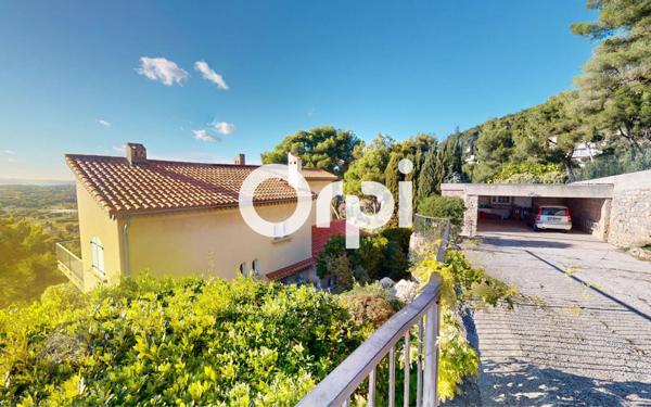 Maison à vendre    8 pièces • 201 m2 Carqueiranne