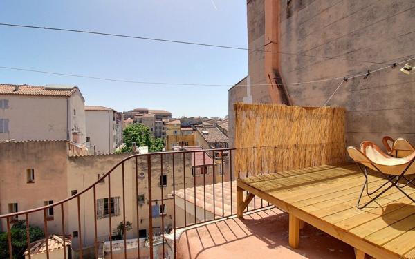 Appartement à vendre    3 pièces • 47 m2 Marseille 2