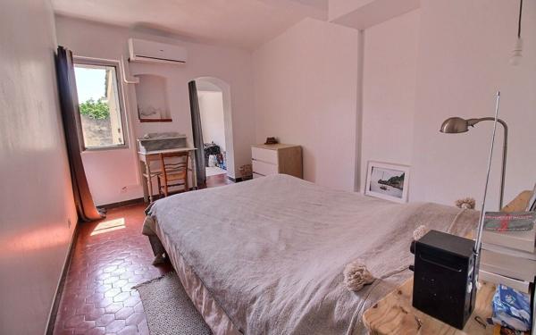 Appartement à vendre    3 pièces • 47 m2 Marseille 2