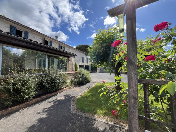 Maison en pierres 200 M2 habitables avec piscine et dépendances sur 7075 M2