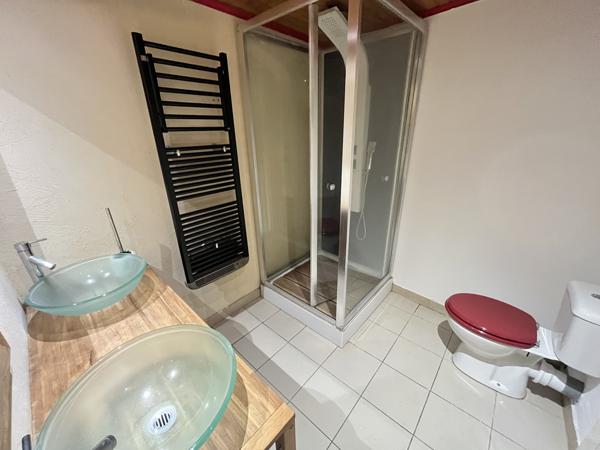 Maison en pierres 200 M2 habitables avec piscine et dépendances sur 7075 M2