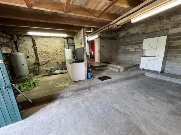 Maison en pierres 200 M2 habitables avec piscine et dépendances sur 7075 M2
