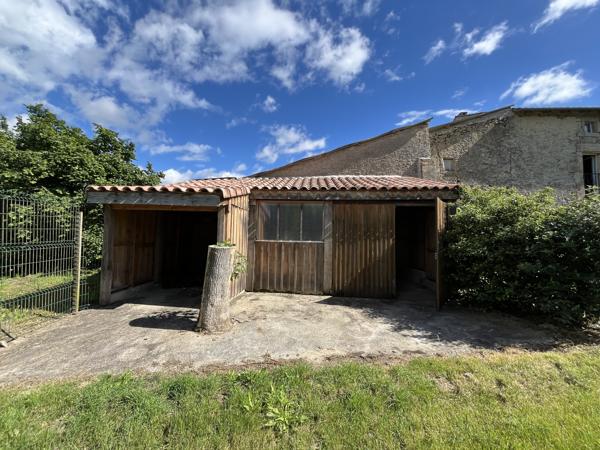 Maison en pierres 200 M2 habitables avec piscine et dépendances sur 7075 M2