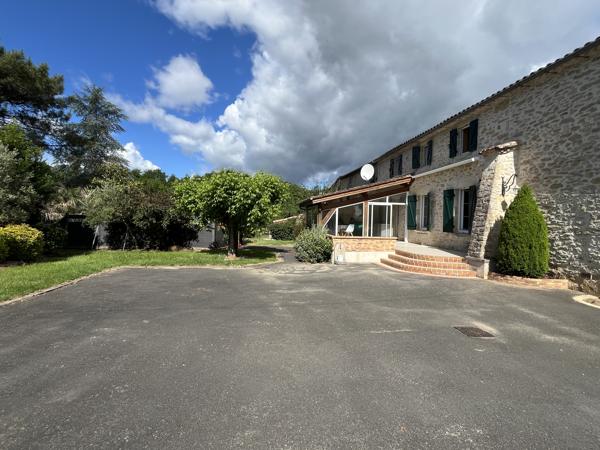 Maison en pierres 200 M2 habitables avec piscine et dépendances sur 7075 M2