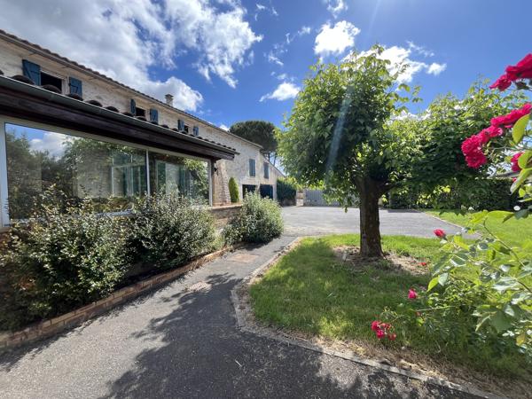 Maison en pierres 200 M2 habitables avec piscine et dépendances sur 7075 M2