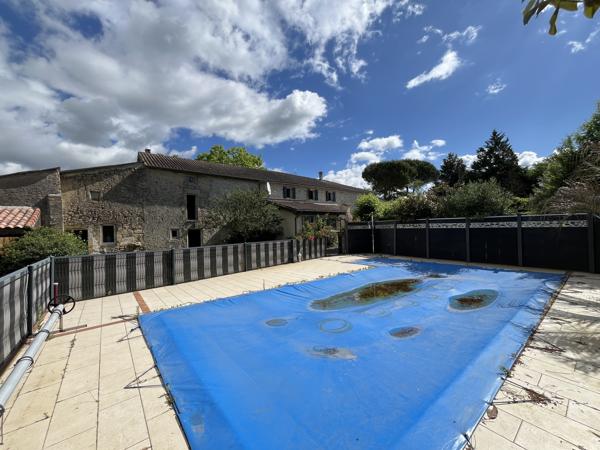 Maison en pierres 200 M2 habitables avec piscine et dépendances sur 7075 M2