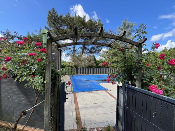Maison en pierres 200 M2 habitables avec piscine et dépendances sur 7075 M2