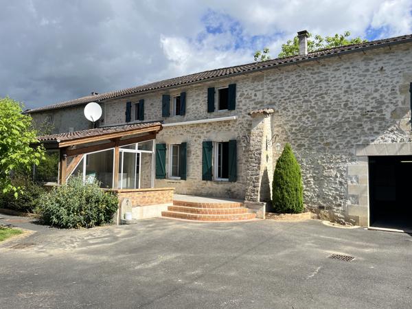 Maison en pierres 200 M2 habitables avec piscine et dépendances sur 7075 M2