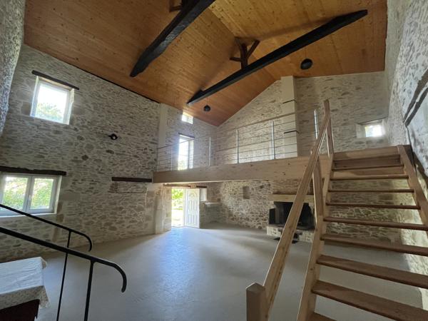 Maison en pierres 200 M2 habitables avec piscine et dépendances sur 7075 M2