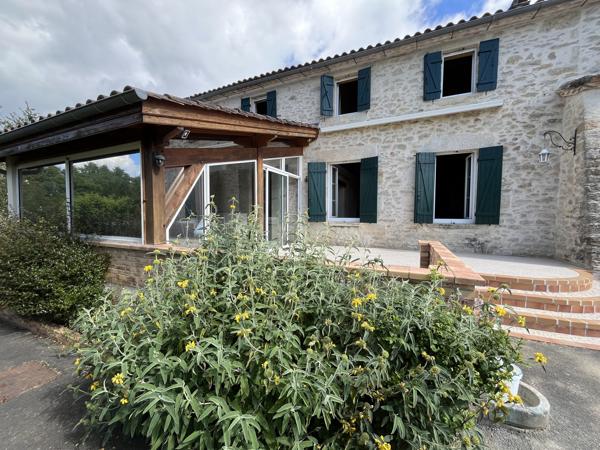 Maison en pierres 200 M2 habitables avec piscine et dépendances sur 7075 M2